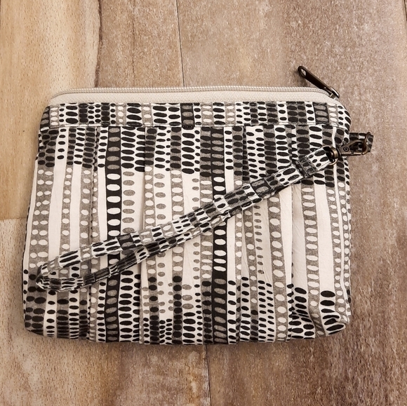 đź’™Grayscale Grace Wristlet Clutch *Fair Trade* - Picture 1 of 3